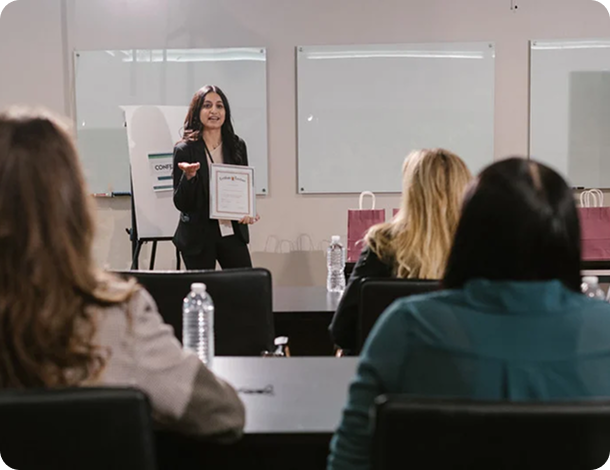Paula Fernández dando una charla a empresas e instituciones